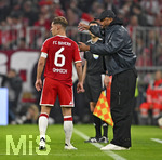 17.10.2026, Fussball Bundesliga 2026/2027, 6.Spieltag, FC Bayern München - RB Leipzig, in der Allianz-Arena München,   
v.l. Joshua Kimmich (FC Bayern München) und Trainer Vincent Kompany (FC Bayern München) im Grspräch

