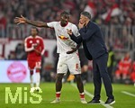 17.10.2026, Fussball Bundesliga 2026/2027, 6.Spieltag, FC Bayern München - RB Leipzig, in der Allianz-Arena München,   v.l. Ezechiel Banzuzi (RB Leipzig) bei Trainer Martin Demichelis (RB Leipzig) 


