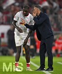17.10.2026, Fussball Bundesliga 2026/2027, 6.Spieltag, FC Bayern München - RB Leipzig, in der Allianz-Arena München,   v.l. Ezechiel Banzuzi (RB Leipzig) bei Trainer Martin Demichelis (RB Leipzig) 


