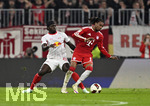 17.10.2026, Fussball Bundesliga 2026/2027, 6.Spieltag, FC Bayern München - RB Leipzig, in der Allianz-Arena München,   v.l. Castello Lukeba (RB Leipzig) gegen Michael Olise (FC Bayern München) 


