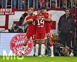 17.10.2026, Fussball Bundesliga 2026/2027, 6.Spieltag, FC Bayern München - RB Leipzig, in der Allianz-Arena München,   v.l. Konrad Laimer (FC Bayern München), Luis Diaz (FC Bayern München), und Aleksandar Pavlovic (FC Bayern München)  jubeln


