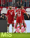 17.10.2026, Fussball Bundesliga 2026/2027, 6.Spieltag, FC Bayern München - RB Leipzig, in der Allianz-Arena München,   v.l. Ismael Saibari (FC Bayern München), Nathaniel Brown (FC Bayern München) und Aleksandar Pavlovic (Bayern München)  jubeln


