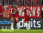 17.10.2026, Fussball Bundesliga 2026/2027, 6.Spieltag, FC Bayern München - RB Leipzig, in der Allianz-Arena München,   v.l. Michael Olise (FC Bayern München), Luis Diaz (FC Bayern München) und Ismael Saibari (FC Bayern München) jubeln


