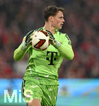 17.10.2026, Fussball Bundesliga 2026/2027, 6.Spieltag, FC Bayern München - RB Leipzig, in der Allianz-Arena München,   Torwart Jonas Urbig (FC Bayern München) fängt den Ball .

