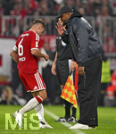 17.10.2026, Fussball Bundesliga 2026/2027, 6.Spieltag, FC Bayern München - RB Leipzig, in der Allianz-Arena München,   v.l. Joshua Kimmich (FC Bayern München) und Trainer Vincent Kompany (FC Bayern München) 



