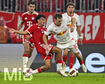 17.10.2026, Fussball Bundesliga 2026/2027, 6.Spieltag, FC Bayern München - RB Leipzig, in der Allianz-Arena München,   v.l. Nathaniel Brown (FC Bayern München) gegen Brajan Gruda (RB Leipzig) 


