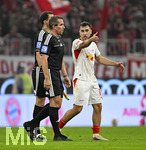 17.10.2026, Fussball Bundesliga 2026/2027, 6.Spieltag, FC Bayern München - RB Leipzig, in der Allianz-Arena München,   Brajan Gruda (RB Leipzig) diskutiert mit Tobias Stieler (Deutschland).


