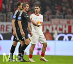 17.10.2026, Fussball Bundesliga 2026/2027, 6.Spieltag, FC Bayern München - RB Leipzig, in der Allianz-Arena München,   Brajan Gruda (RB Leipzig) diskutiert mit Tobias Stieler (Deutschland).


