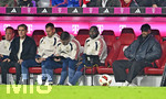 17.10.2026, Fussball Bundesliga 2026/2027, 6.Spieltag, FC Bayern München - RB Leipzig, in der Allianz-Arena München,   Wegen einer Verletzung sitzt Trainer Vincent Kompany (FC Bayern München) viel auf der Bank.


