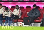 17.10.2026, Fussball Bundesliga 2026/2027, 6.Spieltag, FC Bayern München - RB Leipzig, in der Allianz-Arena München,   Wegen einer Verletzung sitzt Trainer Vincent Kompany (FC Bayern München) viel auf der Bank.


