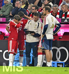 17.10.2026, Fussball Bundesliga 2026/2027, 6.Spieltag, FC Bayern München - RB Leipzig, in der Allianz-Arena München,   v.l. Lennart Karl (FC Bayern München), Tom Bischof (FC Bayern München) und Serge Gnabry (FC Bayern München) Josip Stanisic (Bayern München) 


