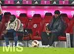 17.10.2026, Fussball Bundesliga 2026/2027, 6.Spieltag, FC Bayern München - RB Leipzig, in der Allianz-Arena München,   Wegen einer Verletzung sitzt Trainer Vincent Kompany (FC Bayern München) viel auf der Bank.


