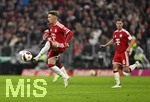 17.10.2026, Fussball Bundesliga 2026/2027, 6.Spieltag, FC Bayern München - RB Leipzig, in der Allianz-Arena München,   
Lennart Karl (FC Bayern München) und Joshua Kimmich (FC Bayern München) 

