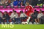 17.10.2026, Fussball Bundesliga 2026/2027, 6.Spieltag, FC Bayern München - RB Leipzig, in der Allianz-Arena München,   Trainer Vincent Kompany (FC Bayern München) kann wegen einer Verletzung nur sitzen


