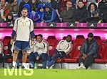 17.10.2026, Fussball Bundesliga 2026/2027, 6.Spieltag, FC Bayern München - RB Leipzig, in der Allianz-Arena München,   Trainer Vincent Kompany (FC Bayern München) sitzt wegen einer Verletzung auf der Bank. Sein Co-Trainer steht für ihn an der Linie


