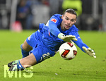 17.10.2026, Fussball Bundesliga 2026/2027, 6.Spieltag, FC Bayern München - RB Leipzig, in der Allianz-Arena München,   Torwart Maarten Vandevoordt (RB Leipzig) hechtet dem Ball hinterher.


