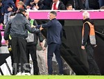 17.10.2026, Fussball Bundesliga 2026/2027, 6.Spieltag, FC Bayern München - RB Leipzig, in der Allianz-Arena München,   Trainer Martin Demichelis (RB Leipzig) gratuliert Trainer Vincent Kompany (FC Bayern München) 


