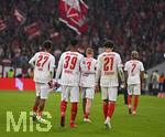17.10.2026, Fussball Bundesliga 2026/2027, 6.Spieltag, FC Bayern München - RB Leipzig, in der Allianz-Arena München,   Die Leipziger Spieler verlassen das Stadion v.l. Tidiam Gomis (RB Leipzig), Benjamin Henrichs (RB Leipzig), Nicolas Seiwald (RB Leipzig), Neil El Aynaoui (RB Leipzig) und Antonio Nusa (RB Leipzig) 


