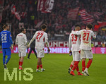 17.10.2026, Fussball Bundesliga 2026/2027, 6.Spieltag, FC Bayern München - RB Leipzig, in der Allianz-Arena München,   Die Leipziger Spieler verlassen das Stadion v.l. Tidiam Gomis (RB Leipzig), Benjamin Henrichs (RB Leipzig) und Neil El Aynaoui (RB Leipzig) 


