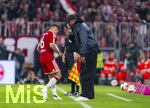 17.10.2026, Fussball Bundesliga 2026/2027, 6.Spieltag, FC Bayern München - RB Leipzig, in der Allianz-Arena München, re: Trainer Vincent Kompany (FC Bayern München) gibt Joshua Kimmich (FC Bayern München) Anweisungen.