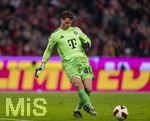 17.10.2026, Fussball Bundesliga 2026/2027, 6.Spieltag, FC Bayern München - RB Leipzig, in der Allianz-Arena München, Torwart Jonas Urbig (FC Bayern München) am Ball 