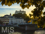 15.10.2026, Salzburg (Österreich) im Oktober, der Herbst hält Einzug.  Karolinenbrücke über der Salzach, hinten die Festung Hohensalzburg.