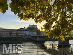 15.10.2026, Salzburg (Österreich) im Oktober, der Herbst hält Einzug.  Karolinenbrücke über der Salzach, hinten die Festung Hohensalzburg.