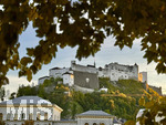 15.10.2026, Salzburg (Österreich) im Oktober, der Herbst hält Einzug.  hinten die Festung Hohensalzburg.