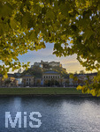 15.10.2026, Salzburg (Österreich) im Oktober, der Herbst hält Einzug.  Karolinenbrücke über der Salzach, hinten die Festung Hohensalzburg.