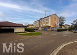 18.10.2026, Bad Wörishofen (Unterallgäu), Das Wohn und Geschäftshaus am Bahnhof, die ehemalie Pizzeria PESCATORE wird zur Baustelle. Es steht ein gesamter Abriss mit Neubau im Raum. Bauzäune stehen schon dort. links die Bahnhofs-Tiefgarage (Parkhaus)