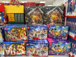 19.10.2026, Mindelheim (Unterallgäu) in einem Supermarkt werden eine große Menge an verschiedenen Adventskalendern angeboten. Lego-Spielzeug Adventskalender. Friends und City oder Disney Themen.