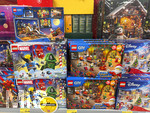 19.10.2026, Mindelheim (Unterallgäu) in einem Supermarkt werden eine große Menge an verschiedenen Adventskalendern angeboten. Lego-Spielzeug Adventskalender. Marvel und City oder Disney Themen.