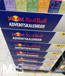 19.10.2026, Mindelheim (Unterallgäu) in einem Supermarkt werden eine große Menge an verschiedenen Adventskalendern angeboten.  Red Bull Adventskalender mit 24 verschiedenen Red Bull Getränkedosen
