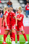 19.10.2026, München, Bayern, Deutschland. Google Pixel Frauen-Bundesliga: FC Bayern Frauen gegen VfB Stuttgart Frauen. Spielort: FC Bayern Campus-Stadion. Pernille Harder (FC Bayern Frauen) beim Jubel, jubelnd, feiernd mit Klara Bühl (FC Bayern Frauen) und Linda Dallmann (FC Bayern Frauen)
