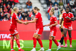 19.10.2026, München, Bayern, Deutschland. Google Pixel Frauen-Bundesliga: FC Bayern Frauen gegen VfB Stuttgart Frauen. Spielort: FC Bayern Campus-Stadion. Pernille Harder (FC Bayern Frauen) beim Jubel, jubelnd, feiernd mit Klara Bühl (FC Bayern Frauen) und Linda Dallmann (FC Bayern Frauen)