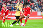 19.10.2026, München, Bayern, Deutschland. Google Pixel Frauen-Bundesliga: FC Bayern Frauen gegen VfB Stuttgart Frauen. Spielort: FC Bayern Campus-Stadion. Edna Imade (FC Bayern Frauen) im Zweikampf, im Duell, im Kampf um den Ball mit Luzie Zähringer (VfB Stuttgart Frauen)