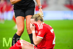 19.10.2026, München, Bayern, Deutschland. Google Pixel Frauen-Bundesliga: FC Bayern Frauen gegen VfB Stuttgart Frauen. Spielort: FC Bayern Campus-Stadion. Franziska Kett (FC Bayern Frauen) verletzt, mit Schmerzen, bei der Behandlung