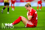 19.10.2026, München, Bayern, Deutschland. Google Pixel Frauen-Bundesliga: FC Bayern Frauen gegen VfB Stuttgart Frauen. Spielort: FC Bayern Campus-Stadion. Franziska Kett (FC Bayern Frauen) verletzt, mit Schmerzen, bei der Behandlung