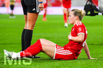 19.10.2026, München, Bayern, Deutschland. Google Pixel Frauen-Bundesliga: FC Bayern Frauen gegen VfB Stuttgart Frauen. Spielort: FC Bayern Campus-Stadion. Franziska Kett (FC Bayern Frauen) verletzt, mit Schmerzen, bei der Behandlung