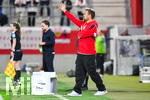 19.10.2026, München, Bayern, Deutschland. Google Pixel Frauen-Bundesliga: FC Bayern Frauen gegen VfB Stuttgart Frauen. Spielort: FC Bayern Campus-Stadion. Nico Schneck (Cheftrainer, VfB Stuttgart Frauen) nachdenklich, ernst, fokussiert