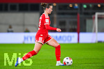 19.10.2026, München, Bayern, Deutschland. Google Pixel Frauen-Bundesliga: FC Bayern Frauen gegen VfB Stuttgart Frauen. Spielort: FC Bayern Campus-Stadion. Sarah Mattner (FC Bayern Frauen) am Ball, mit dem Ball, in einer Spielszene