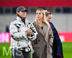 19.10.2026, München, Bayern, Deutschland. Google Pixel Frauen-Bundesliga: FC Bayern Frauen gegen VfB Stuttgart Frauen. Spielort: FC Bayern Campus-Stadion. Lena Oberdorf (FC Bayern Frauen) fröhlich, gut gelaunt, lachend mit Giulia Gwinn (FC Bayern Frauen) nachdenklich, ernst, fokussiert