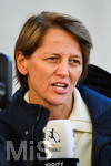 19.10.2026, München, Bayern, Deutschland. Google Pixel Frauen-Bundesliga: FC Bayern Frauen gegen VfB Stuttgart Frauen. Spielort: FC Bayern Campus-Stadion. Bianca Rech (Direktorin, FC Bayern Frauen) fröhlich, gut gelaunt, lachend