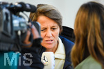 19.10.2026, München, Bayern, Deutschland. Google Pixel Frauen-Bundesliga: FC Bayern Frauen gegen VfB Stuttgart Frauen. Spielort: FC Bayern Campus-Stadion. Bianca Rech (Direktorin, FC Bayern Frauen) nachdenklich, ernst, fokussiert