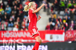19.10.2026, München, Bayern, Deutschland. Google Pixel Frauen-Bundesliga: FC Bayern Frauen gegen VfB Stuttgart Frauen. Spielort: FC Bayern Campus-Stadion. Pernille Harder (FC Bayern Frauen) beim Jubel, jubelnd, feiernd in der Luft