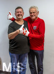 20.10.2026, Mindelheim (Unterallgäu), der ehemalige Fussball-Torhüter vom FC Bayern München Sepp Maier geht mit seiner Lebensgeschichte als Fussballer auf Tournee durch die Bühnen Bayerns.  Hier Sepp Maier (re) mit Torwart-Handschuh-Produzent Christoph Nowak (li), der die Neuauflage seiner legendären Torwarthandschuhe organisiert hat. Die Gummi-Beschichtung auf dem Leder der Handschuhe hat Sepp Maier zu seiner aktiven Zeit selber aus Tischtennisschlägern gebastelt und war damit ein Pionier seiner Zeit.