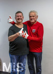20.10.2026, Mindelheim (Unterallgäu), der ehemalige Fussball-Torhüter vom FC Bayern München Sepp Maier geht mit seiner Lebensgeschichte als Fussballer auf Tournee durch die Bühnen Bayerns.  Hier Sepp Maier (re) mit Torwart-Handschuh-Produzent Christoph Nowak (li), der die Neuauflage seiner legendären Torwarthandschuhe organisiert hat. Die Gummi-Beschichtung auf dem Leder der Handschuhe hat Sepp Maier zu seiner aktiven Zeit selber aus Tischtennisschlägern gebastelt und war damit ein Pionier seiner Zeit.