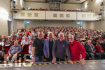 20.10.2026, Mindelheim (Unterallgäu), der ehemalige Fussball-Torhüter vom FC Bayern München Sepp Maier geht mit seiner Lebensgeschichte als Fussballer auf Tournee (Sepp Maier Live) durch die Bühnen Bayerns. Erinnerungsbild mit Publikum, v.li: Tourneeorganisator Holger König, Bayern-Legende Franz Bulle Roth, Sepp Maier, Moderator Tobias Bücklein. 