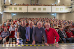 20.10.2026, Mindelheim (Unterallgäu), der ehemalige Fussball-Torhüter vom FC Bayern München Sepp Maier geht mit seiner Lebensgeschichte als Fussballer auf Tournee (Sepp Maier Live) durch die Bühnen Bayerns. Erinnerungsbild mit Publikum, v.li: Tourneeorganisator Holger König, Bayern-Legende Franz Bulle Roth, Sepp Maier, Moderator Tobias Bücklein. 