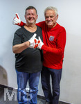 20.10.2026, Mindelheim (Unterallgäu), der ehemalige Fussball-Torhüter vom FC Bayern München Sepp Maier geht mit seiner Lebensgeschichte als Fussballer auf Tournee durch die Bühnen Bayerns.  Hier Sepp Maier (re) mit Torwart-Handschuh-Produzent Christoph Nowak (li), der die Neuauflage seiner legendären Torwarthandschuhe organisiert hat. Die Gummi-Beschichtung auf dem Leder der Handschuhe hat Sepp Maier zu seiner aktiven Zeit selber aus Tischtennisschlägern gebastelt und war damit ein Pionier seiner Zeit.